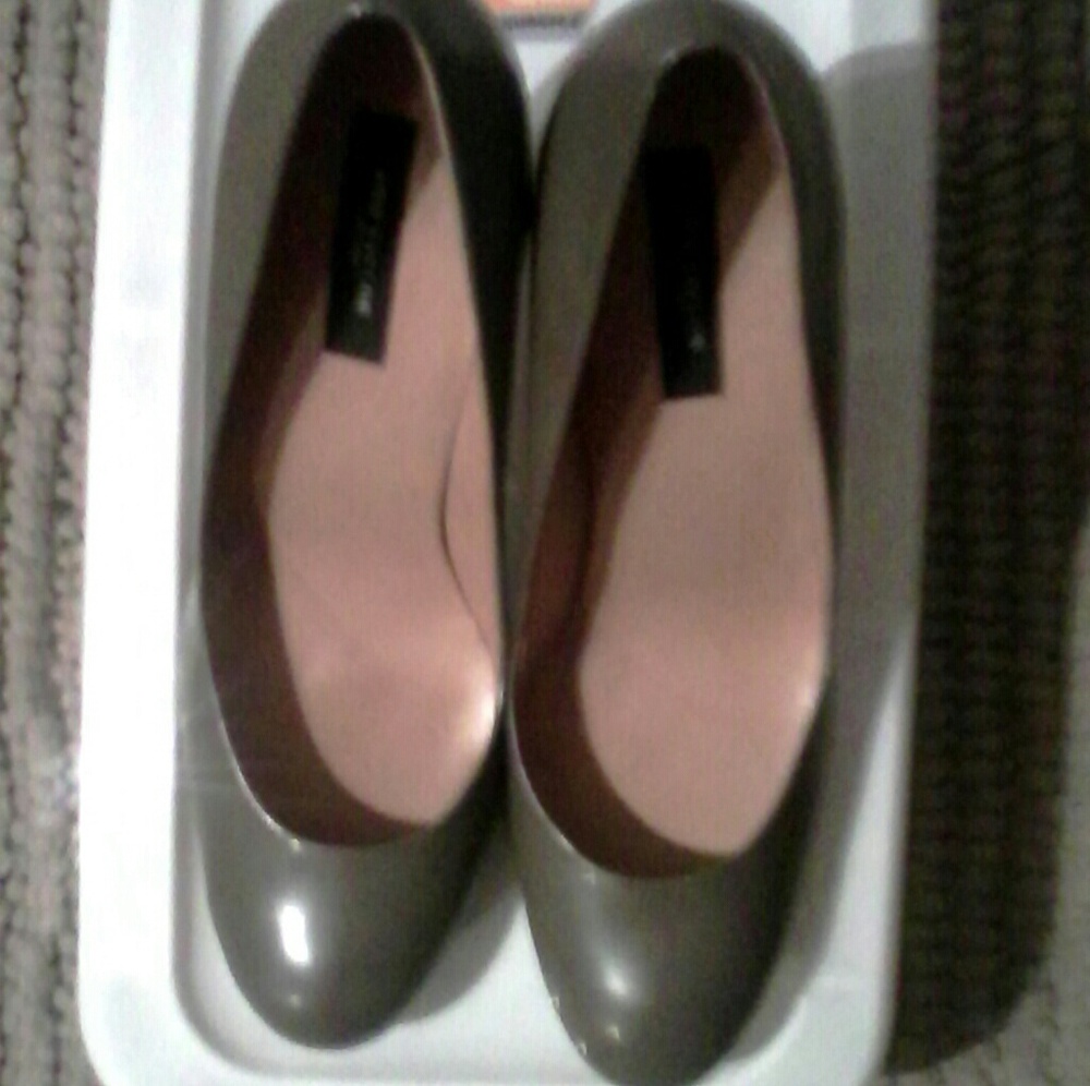 Women's Ann Taylor Olive round toe pump 7.5